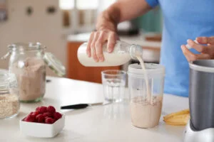 7 Benefits of Drinking Protein Shake Before Bed With Side Effects